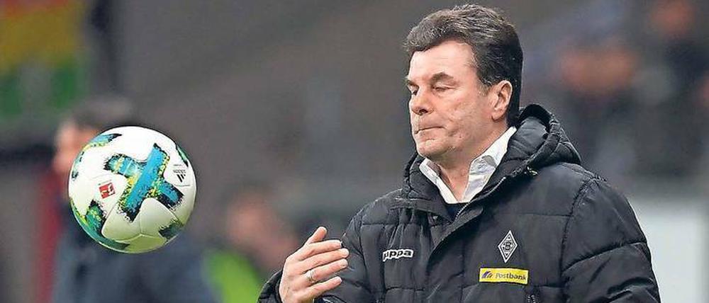 Mit verkniffenem Gesicht. Die jüngsten Auftritte von Borussia Mönchengladbach haben bei Trainer Dieter Hecking nicht gerade zu guter Laune geführt. Zuletzt verlor die Mannschaft drei Mal hintereinander und erzielte dabei kein Tor. 