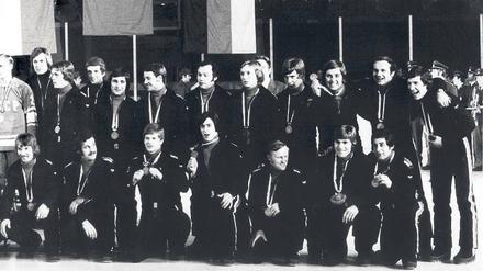 Das Wunder von Innsbruck. Stefan Metz (oben, Vierter von rechts), der Kaufbeurer in Diensten des Berliner SC, gehörte zu der Mannschaft, die 1976 sensationell Bronze gewann. Metz, 66, ist dem Eishockey als Spielervermittler erhalten geblieben und lebt in Prag