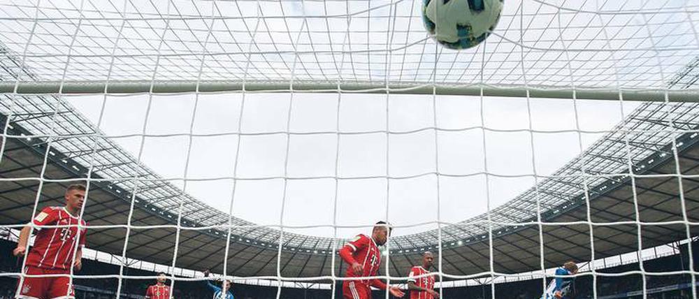 Geht doch! Im Hinspiel erkämpfte Hertha nach 0:2-Rückstand noch ein 2:2 . Hier trifft Ondrej Duda zum Anschluss. Foto: Michael Kappe/dpa