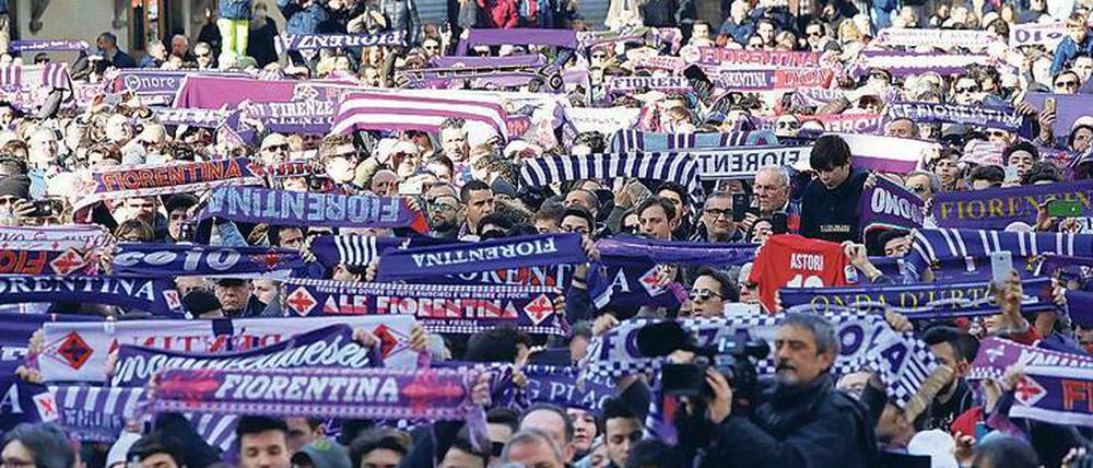 Ciao Capitano. In Florenz nahmen zehntausende Fans Abschied vom verstorbenen Nationalspieler Davide Astori. 