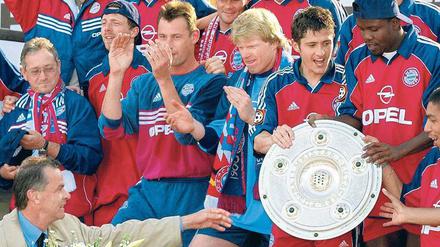 Schön war’s. Im Jahr 2000 feierten die Bayern die letzte Meisterschaft vor eigenem Publikum – damals noch im Olympiastadion und mit Trainer Ottmar Hitzfeld. 