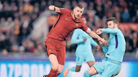 Kaum zu stoppen. Barcelonas Gerard Piqué (rechts) kriegt Roms Stürmer Edin Dzeko nicht zu fassen. 