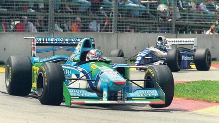 Rivalen. Im australischen Adelaide (großes Bild) liefern sich 1994 Michael Schumacher (vorn/Benetton-Ford) und Damon Hill (Williams-Renault) einen erbitterten Kampf. 