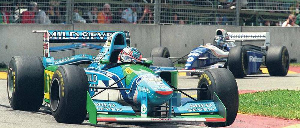 Rivalen. Im australischen Adelaide (großes Bild) liefern sich 1994 Michael Schumacher (vorn/Benetton-Ford) und Damon Hill (Williams-Renault) einen erbitterten Kampf. 