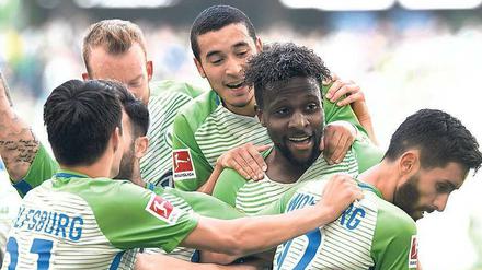 Das hat schon gereicht. Wolfsburgs Divock Origi (Zweiter von rechts) bejubelt sein Tor zum 2:1 gegen den 1. FC Köln. 