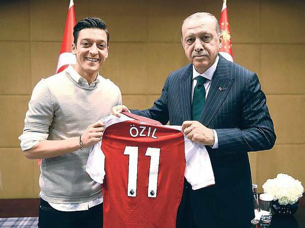 Mesut Özil trifft den türkischen Präsidenten Recep Tayyip Erdogan.
