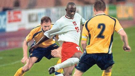Gut drauf. Zwei seiner sechs Tore in der Qualifikation zur WM 2002 schoss der Pole Emmanuel Olisadebe (M.) beim 3:1 in der Ukraine im September 2000.