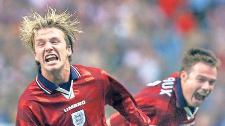 Selten gesehen: David Beckham (l.) ließ 1998 im Vorrundenspiel gegen Kolumbien seine Strähnchen tanzen.