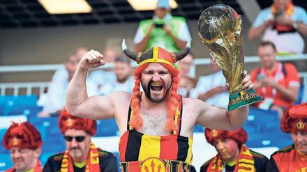 Stark wie Obelix. Dieser Fan aus Belgien glaubt an den Titel - den Pokal hat er schon in der Hand.