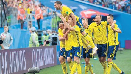 Die schwedischen Spieler jubeln nach dem Siegtreffer von Emil Forsberg.