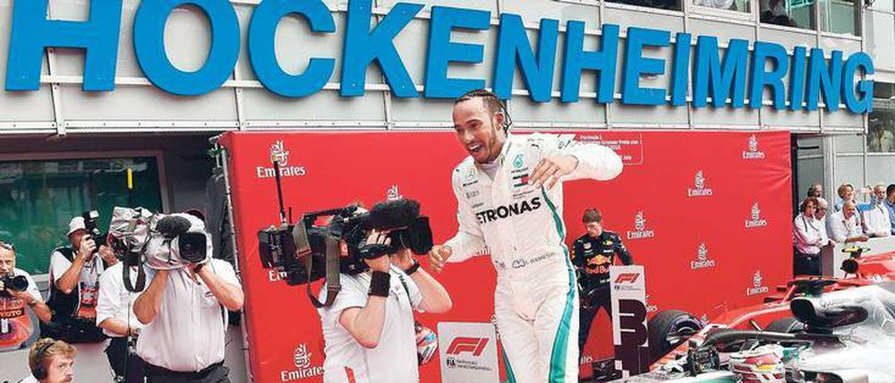 Hüpf und hurra! Lewis Hamilton konnte sich unverhofft über einen Sieg in Hockenheim freuen. Auf dem Weg dahin machte er sein Team durch Chaos an der Boxengasse ganz schön nervös. 