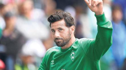 Man sieht sich immer öfter. Die Werder-Fans freuen sich über die Rückkehr von Claudio Pizarro. 