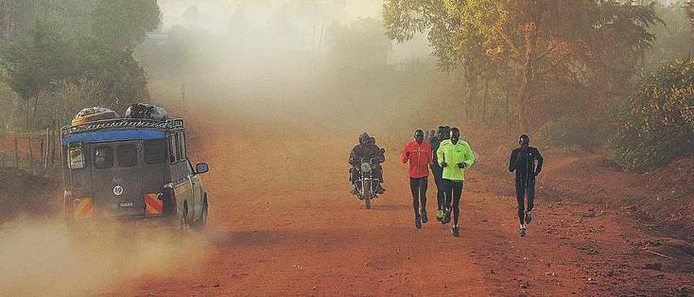Unterwegs in Iten. Wie diese Athleten läuft Anke Esser täglich auf den Pisten rund um das Örtchen im Nordwesten Kenias. 