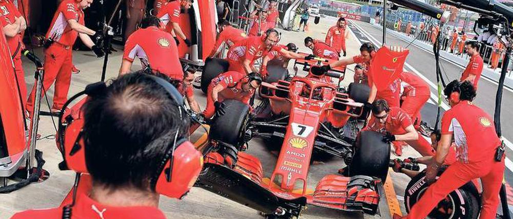 Ein Team sieht Rot. Im Qualifying und in den Rennen leistete sich Ferrari zuletzt viele Patzer. Die Piloten Kimi Räikkönen und Sebastian Vettel hatten das Nachsehen. 