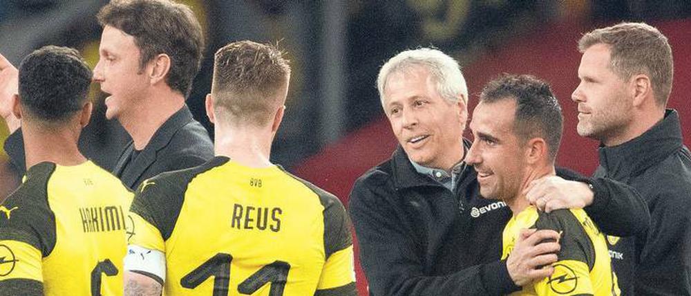 Läuft in allen Wettbewerben. Dortmunds Trainer Lucien Favre und seine Spieler.