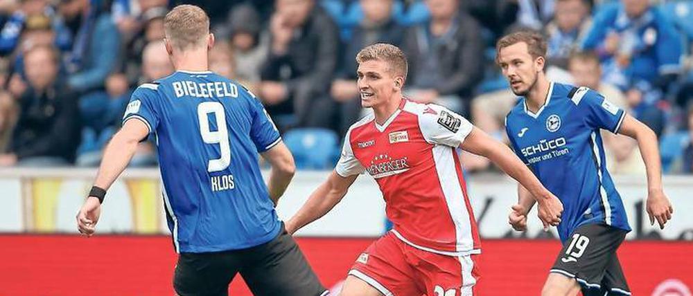An allen vorbei. Unions Mittelfeldspieler Grischa Prömel dribbelte sich in den vergangenen Wochen erfolgreich durch die Gegner hindurch – die Klubführung des Tabellenzweiten der Zweiten Liga veröffentlichte am Mittwoch ein Positionspapier.