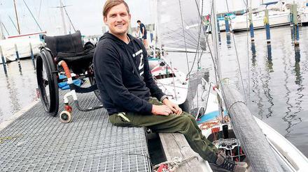 Mit Blei im Kiel gegen den Wind. Lasse Klötzing an Bord seines Bootes. Foto: Sven Darmer