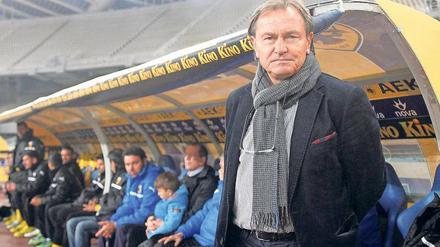 Ewald Lienen, 64, betreute AEK Athen von Oktober 2012 bis April 2013 als Trainer. 