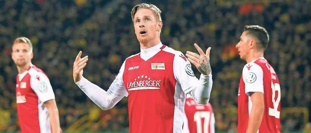 Zieht seinen Hut. Vor 8000 mitgereisten Fans schoss Sebastian Polter Union mit zwei Treffern im Pokal gegen Dortmund in die Verlängerung.