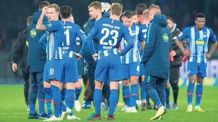 Da fehlt doch was. Die Ultras von Hertha BSC streiten sich mit der Geschäftsführung des Klubs – Leidtragende aber könnten die Spieler sein, die schon gegen Leipzig ohne die Unterstützung der Fans ein Auswärtsspiel im eigenen Stadion hatten. 