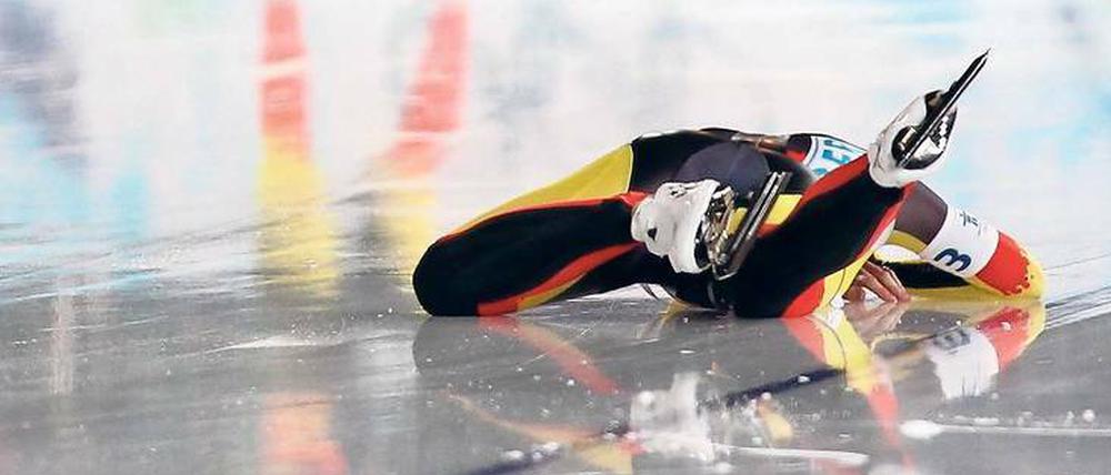 Der letzte Streich. Bei den Olympischen Spielen 2010 holten die Deutschen in der Teamstaffel ihre bislang letzte Goldmedaille im Eisschnelllaufen. Anni Friesinger-Postma stürzte damals ins Ziel.