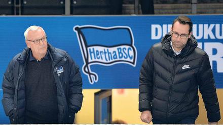 Kritischer Blick. Herthas Manager Michael Preetz (rechts, mit Präsident Werner Gegenbauer) musste sich zuletzt nicht nur mit sportlichen Themen beschäftigen. 
