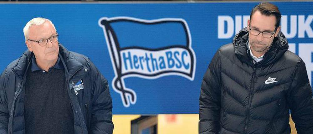 Kritischer Blick. Herthas Manager Michael Preetz (rechts, mit Präsident Werner Gegenbauer) musste sich zuletzt nicht nur mit sportlichen Themen beschäftigen. 