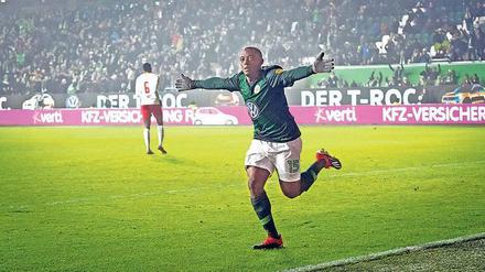 Allein auf weiter Flur. Der Wolfsburger Jerome Roussillon jubelte nicht nur allein, er schoss auch das einzige Tor in der Partie gegen Leipzig. 