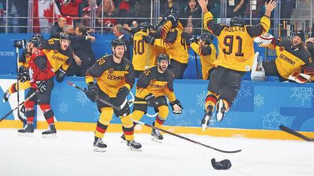 Die deutschen Eishockeyspieler feiern nach dem 4:3-Sieg im Halbfinalspiel gegen Kanada den Einzug ins olympische Endspiel gegen Russland.