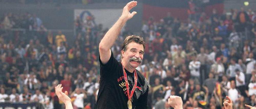 Heiner Brand, 66, ist neben dem Franzosen Didier Dinart einer von zwei Menschen, die als Spieler und Trainer die Handball-WM gewannen.
