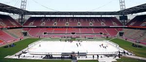 Eishockey im Freien. Die Kölner Haie trainieren im Kölner Fußballstadion. Dort findet am Sonnabend das sogenannte „Winter Game“ der DEL statt.