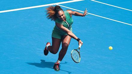 Grün ist das Outfit. Serena Williams hofft auf den Titel in Melbourne. In ihrem Auftaktspiel hatte die deutsche Gegnerin Tajana Maria keine Chance. 