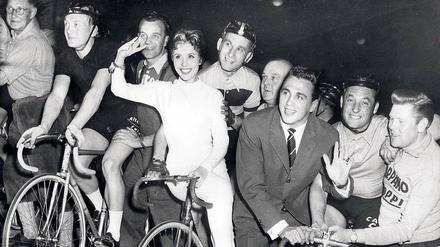 Es war einmal. 1957 eröffnen Schauspielerin Sonja Ziemann und Boxer Gustav „Bubi“ Scholz im Sportpalast die Sixdays. 