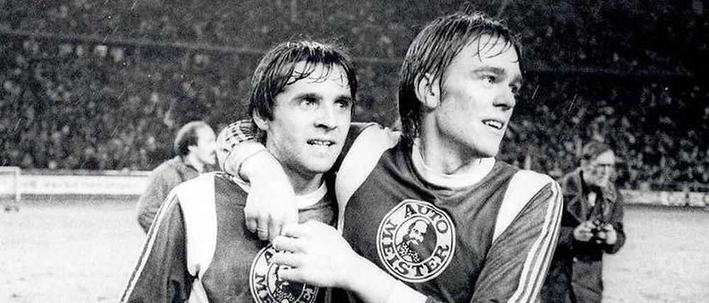 Fest im Griff: Granitza (r., mit Gerhard Grau) traf zweimal gegen die Bayern im Pokalspiel 1977.