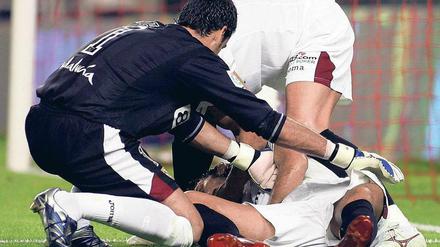 Mitten auf dem Platz. Immer wieder kommt es im Profifußball zu plötzlichen Herzstillständen wie hier bei Sevillas Spieler Antonio Puerta im Jahr 2007. 