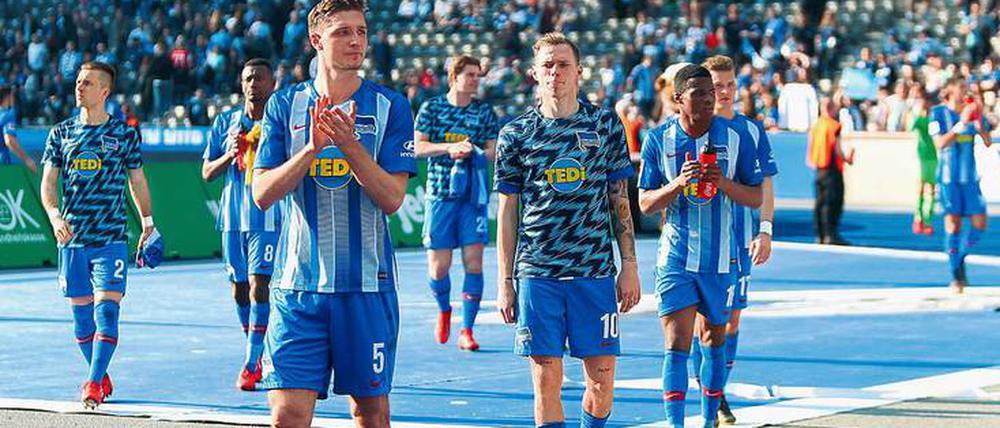 Vielen Dank für die Geduld. Niklas Stark (Mitte) applaudiert nach der Heimniederlage gegen Düsseldorf.