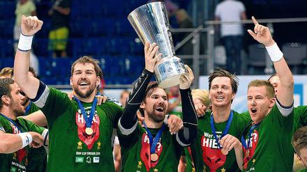 Partyhungrig. Die Mannschaft der Füchse um Kapitän Hans Lindberg (2. v. r.) steht erneut im Finale um den Europapokal. In Kiel soll am Wochenende Titel Nummer drei folgen. 