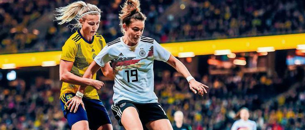 In Schweden ist Frauenfußball größer als in Deutschland. Die Schwedin Hanna Glas (l.) mit Felicitas Rauch von Turbine Potsdam beim jüngsten Spiel in Solna.