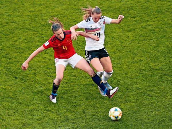 Kaum zu halten. Klara Bühl (r.) brachte Schwung ins Spiel der deutschen Mannschaft gegen Spanien.