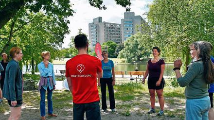 Kostenlose Köperkultur. Robin Spaetling lädt mit dem Verein Stadtbewegung Menschen in Berlin dazu ein, mit ihm Sport zu treiben.