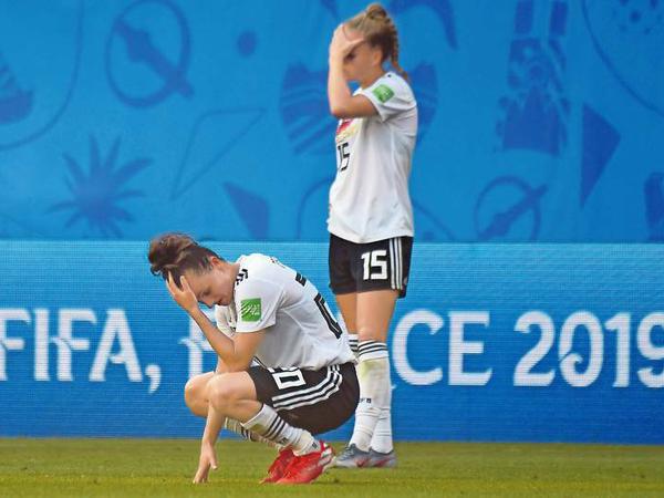 Endstation Rennes. Das DFB-Team mit Lina Magull (l.) und Giulia Gwinn schied bei der WM im Viertelfinale aus.
