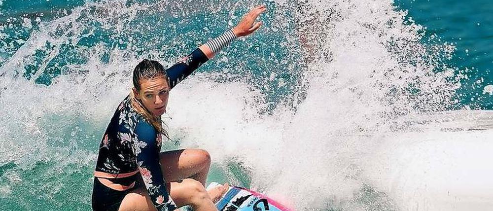 In ihrem Element: Hier surft die gebürtige Starnbergerin auf einer künstlichen Welle in einem Mailänder Wassersportpark. 