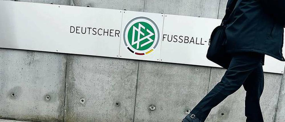Beim DFB werde die Basis nicht mehr berücksichtigt, finden Gerd Thomas und Bernd Fiedler.