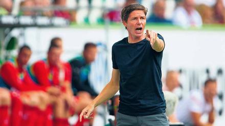 Immer nach vorne. Oliver Glasner hat im Sommer Bruno Labbadia abgelöst. Er soll dem VfL Wolfsburg zu mehr Attraktivität verhelfen. Foto: Swen Pförtner/dpa