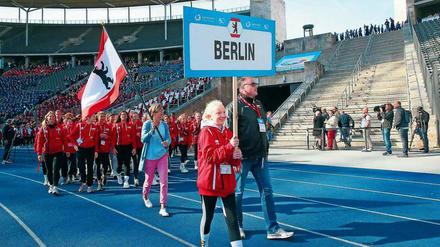 Hereinspaziert. Berliner Jugendliche laufen zum 50. Jubiläum von „Jugend trainiert“ über die legendäre blaue Bahn des Olympiastadions. 