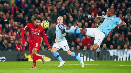 Brutale Brillanz. Liverpools Mohamed Salah (links) trifft zum 2:0 – da kann sich Manchesters Verteidigung noch so strecken.