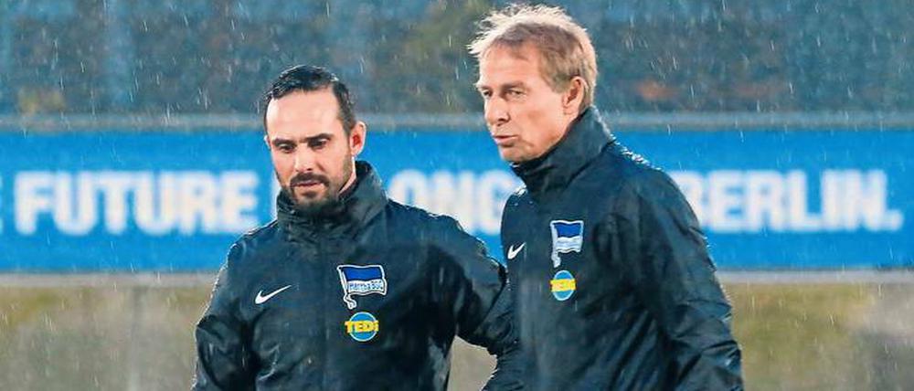 Keine Alleingänge. Jürgen Klinsmann setzt auf regen Austausch im Trainerteam. Alexander Nouri (links) soll die Einheiten leiten und die Mannschaft taktisch einstellen – nun zunächst auf Borussia Dortmund an diesem Samstag. 