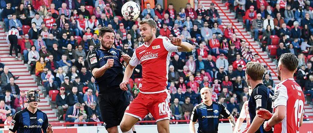 Augenhöhe war einmal. Unions Sebastian Andersson (Mitte) springt mit seinem Verein längst höher als Christian Strohdiek und der SC Paderborn. 