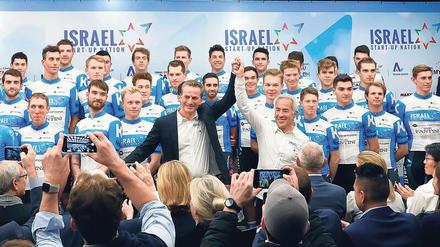 Großer Auflauf. Der kanadisch-israelische Milliardär Sylvan Adams (weißes Hemd, Mitte) bei der Vorstellung seines neuen Teams in Tel Aviv. „Warum sollen wir nicht in ein paar Jahren auch die Tour de France gewinnen?“, sagt Adams. 