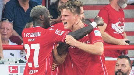 Eisernes Erlebnis. Marius Bülter (r.) bejubelt den Sieg gegen Dortmund.